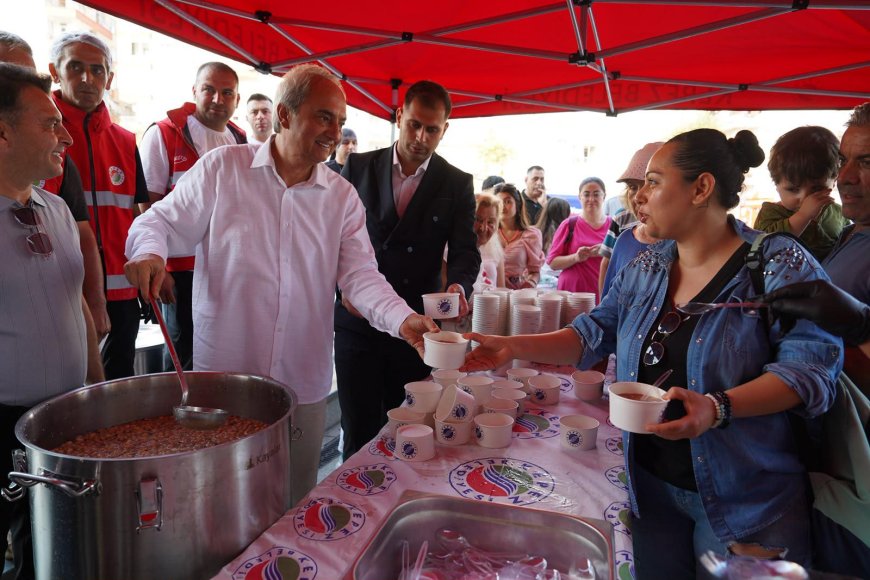 Kepez'de Geleneksel Aşure İkramı Tamamlandı: Başkan Mesut Kocagöz Vatandaşlara Aşure Dağıttı