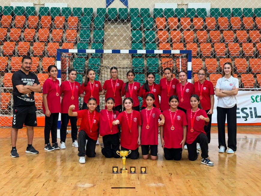 Kepez'in Minik Sultanları Namağlup Türkiye Şampiyonu Oldu