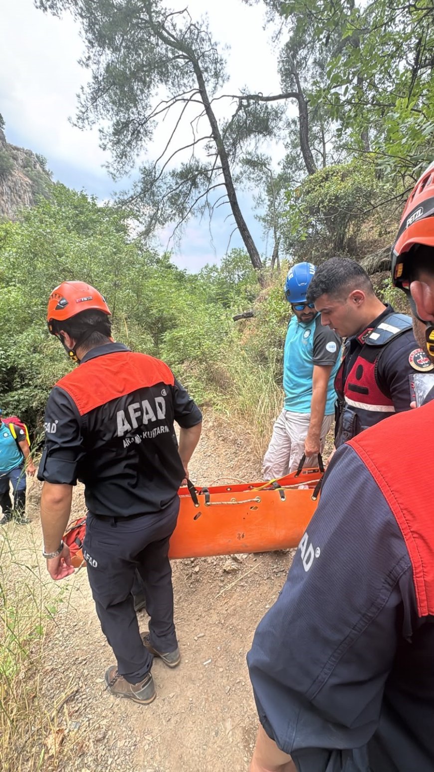 Antalya'da Ormanlık Alanda Ayağı Kırılan Yürüyüşçüyü AFAD Kurtardı