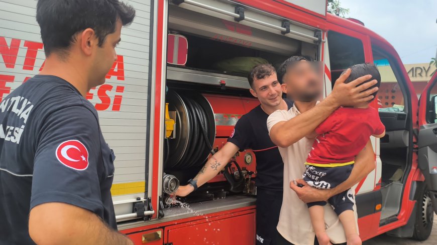 Antalya'da Araçta Kilitli Kalan 1 Yaşındaki Çocuğu İtfaiye Kurtardı