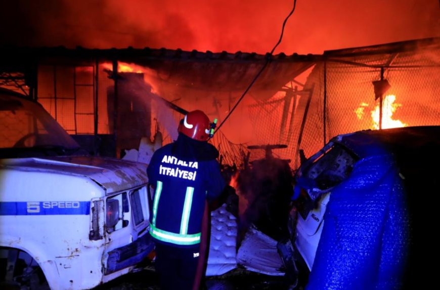 Antalya'da Gece Çıkan Yangında İş Yeri ve 3 Araç Küle Döndü