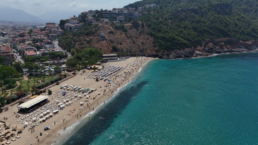 Alanya’da Sıcak Hava Sahilleri Doldurdu! Kleopatra Plajı’nda Yoğunluk Yaşandı