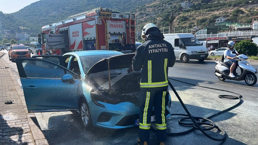 Alanya'da Seyir Halindeki Otomobil Alev Aldı! Yangına Orman İşletme Personeli İlk Müdahaleyi Yaptı