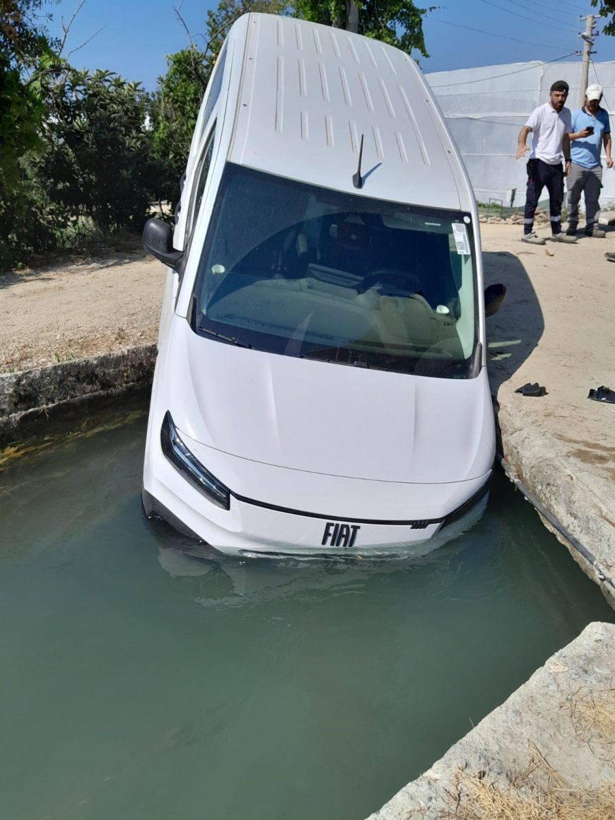 Manavgat’ta Hafif Ticari Araç Sulama Kanalına Düştü: Yaralanan Olmadı