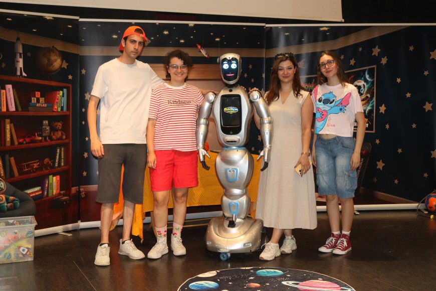 Antalya'da Bir İlk: Yapay Zekâ Destekli İnsansı Robot Çocuk Tiyatrosunda Sahneye Çıktı