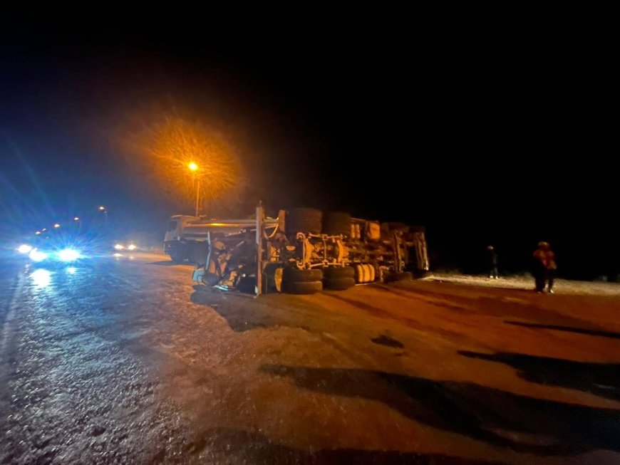 Manavgat’ta Beton Mikseri Devrildi: Sürücü Yaralandı