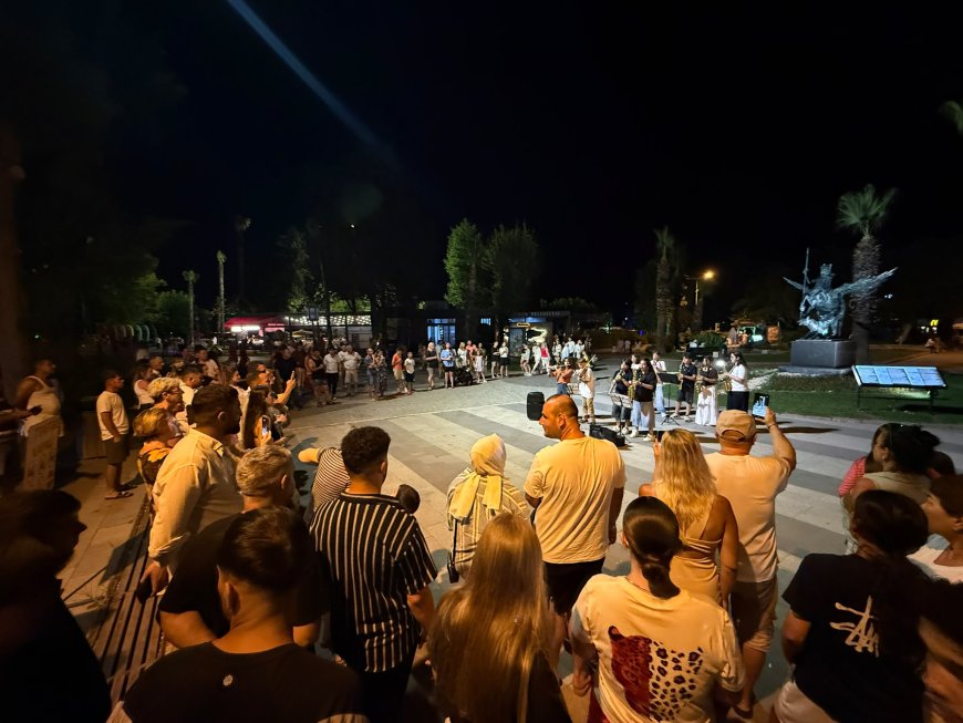 Kemer Sokaklarında Müzik Rüzgarı: Gençlik Orkestrası Vatandaşlardan Büyük Alkış Aldı