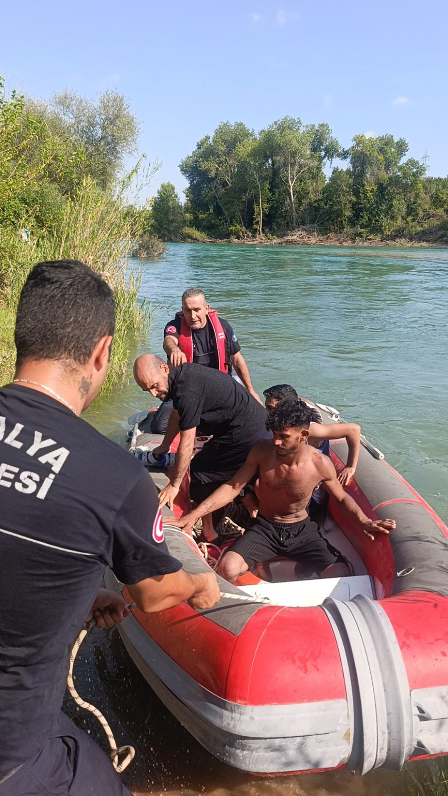 Manavgat Irmağı’nda Mahsur Kalan 4 Kişi Botla Kurtarıldı