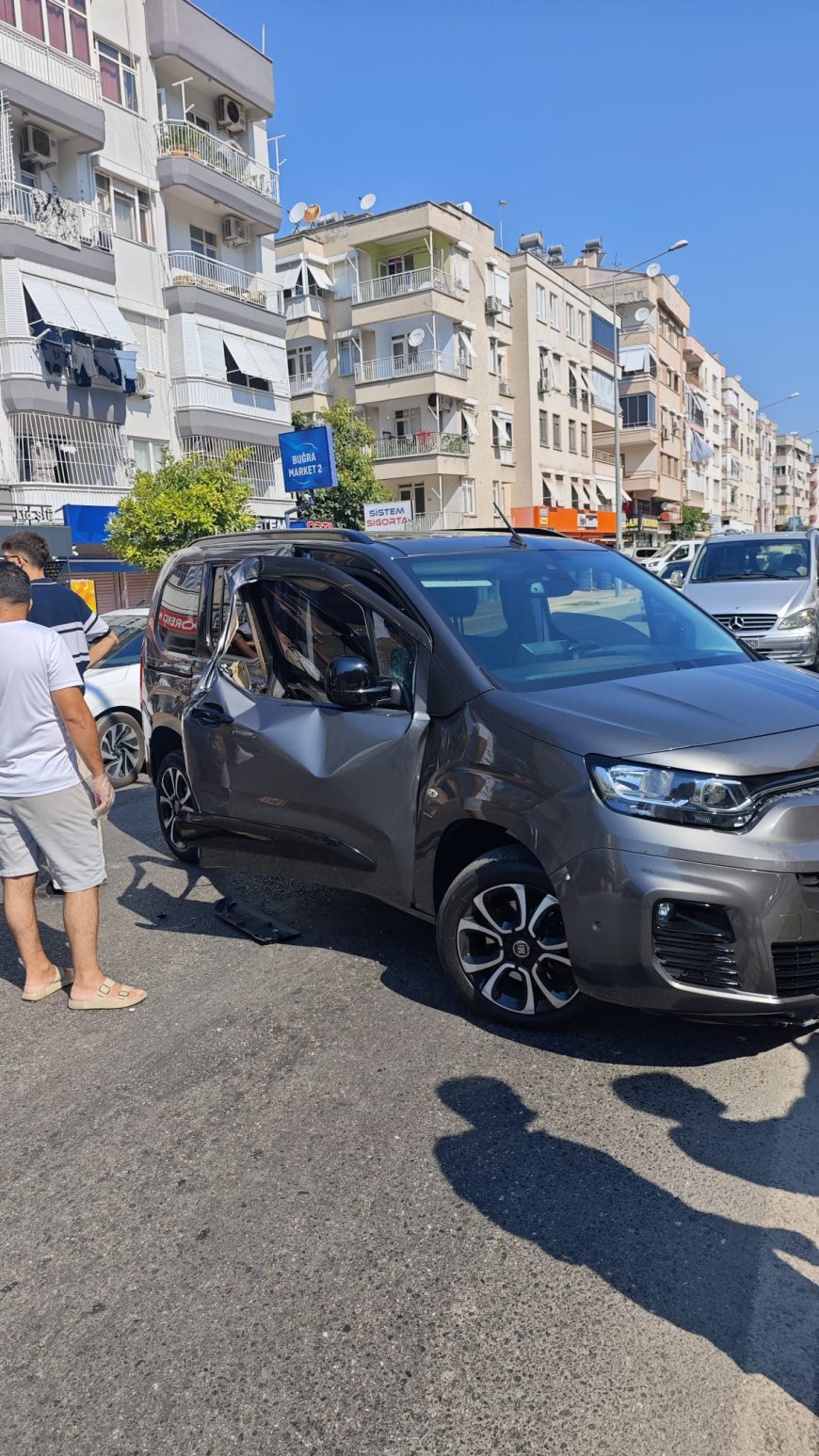 Turgut Reis Caddesi’nde Tırın Dönüş Manevrası Kazayla Sonuçlandı