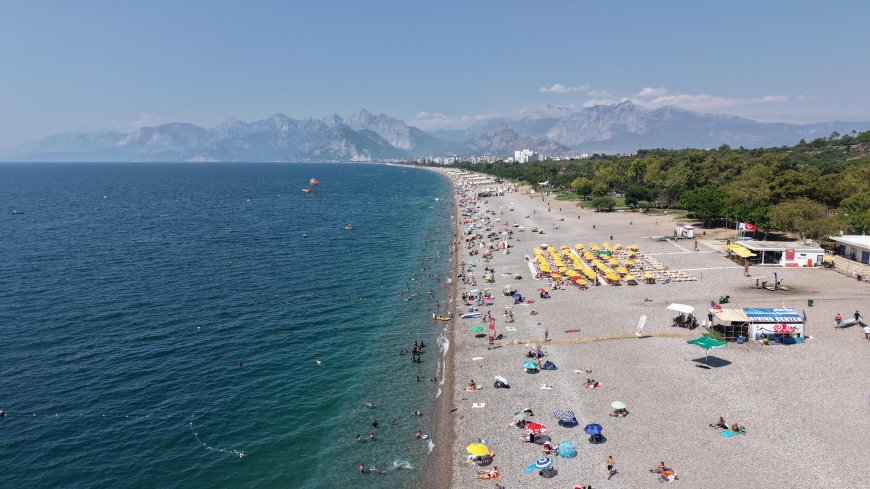 Antalya’da Sıcaklık 34 Dereceyi Gördü, Konyaaltı Sahili Doldu Taştı