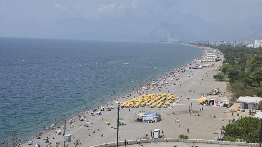 Konyaaltı Sahili’nde Yaz Yoğunluğu: Antalyalılar ve Tatilciler Denizin Tadını Çıkardı