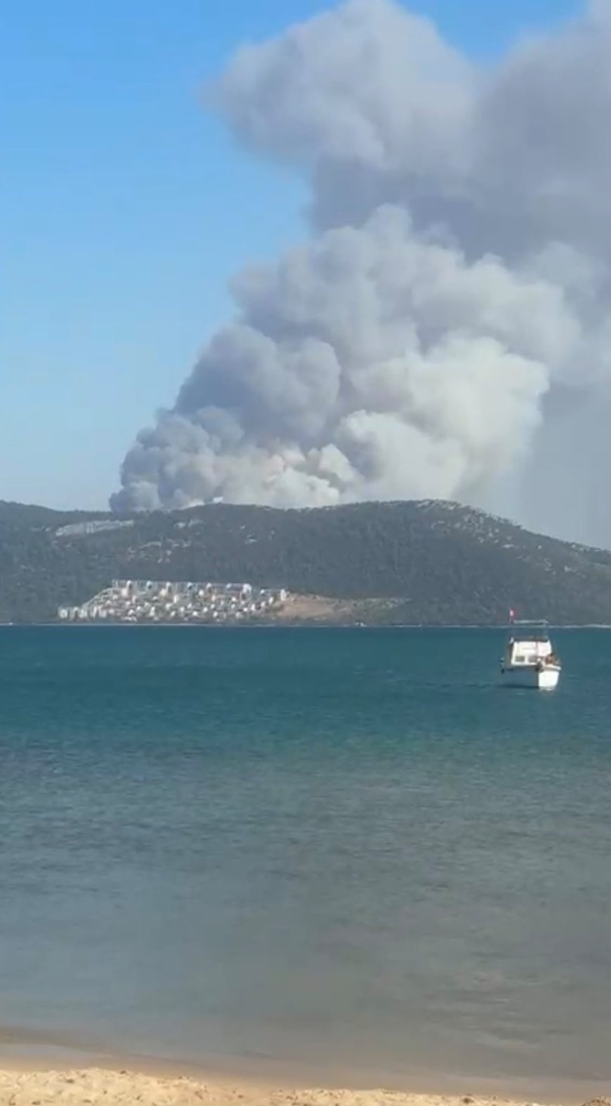 Didim Bozbük’te orman yangını: Havadan müdahale devam ediyor