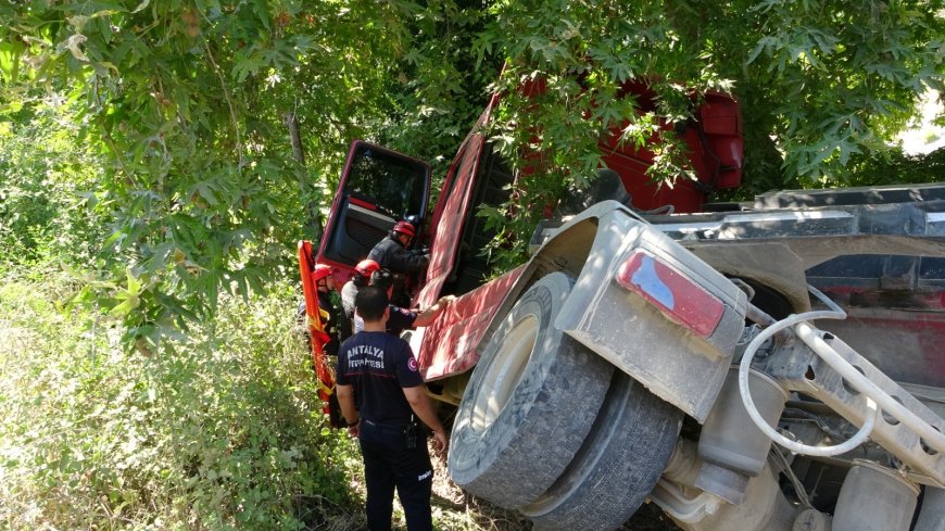 Manavgat’ta kum yüklü çekici dere yatağına devrildi: Sürücü itfaiye ekiplerince kurtarıldı