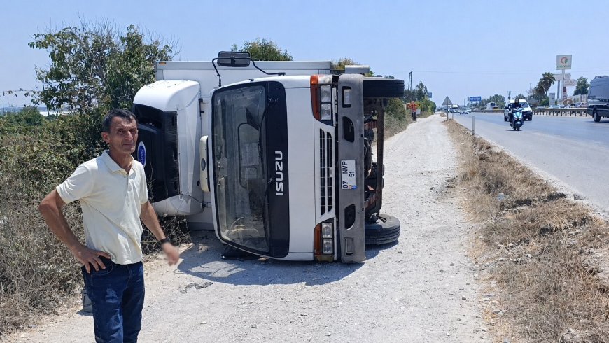 Manavgat'ta şarampole devrilen kamyonun sürücüsü kazayı yara almadan atlattı