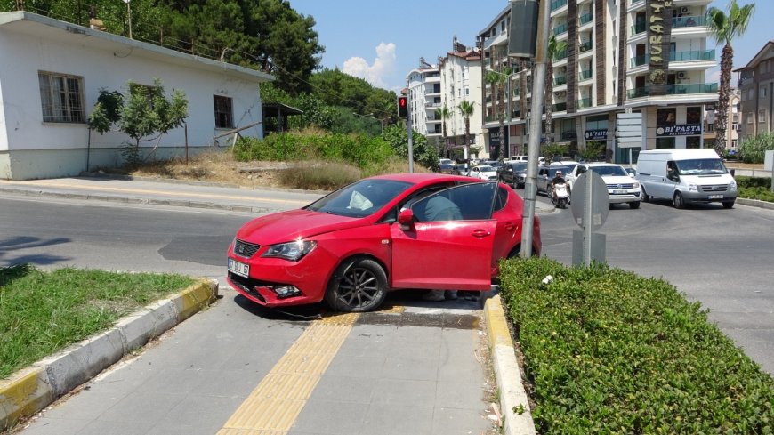 Manavgat'ta kontrolden çıkan otomobil yaya geçidine çıktı: 2 yaralı