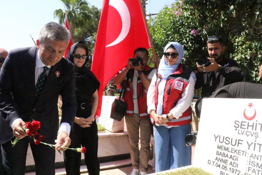 Antalya'da 15 Temmuz şehidi Muhammet Oğuz Kılınç kabri başında dualarla anıldı