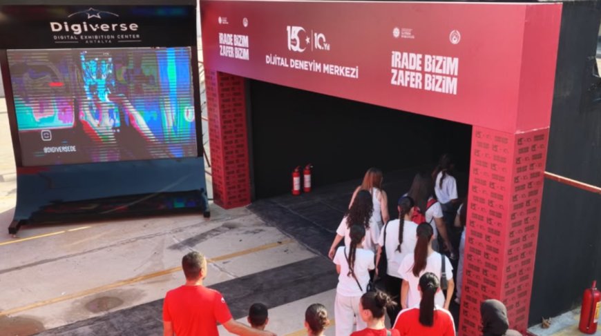 Antalya'da 15 Temmuz Dijital Deneyim Merkezi ziyaretçilerini ağırlıyor