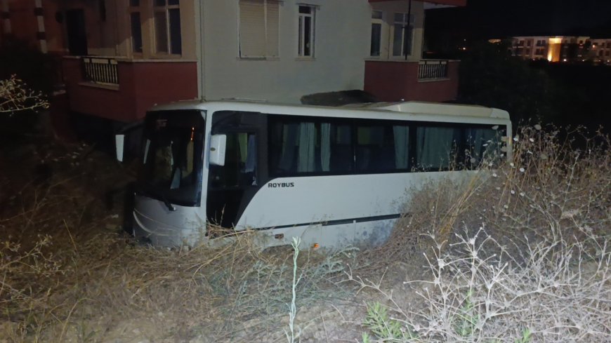 Manavgat'ta midibüs ile otomobil çarpıştı: 6 yaralı, yardım için duran midibüs şarampole düştü