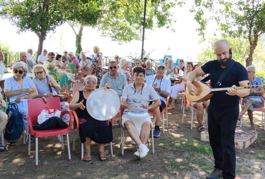 Muratpaşa'da yaşlılar Türk Halk Müziği korosunda buluşuyor
