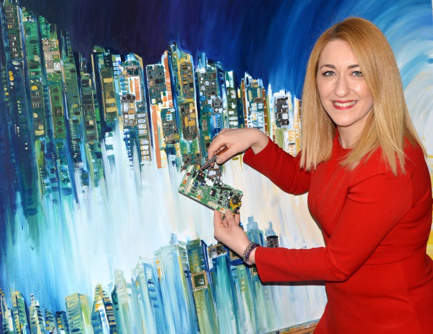 Antalyalı ressam elektronik atıkları sanat eserine dönüştürüyor