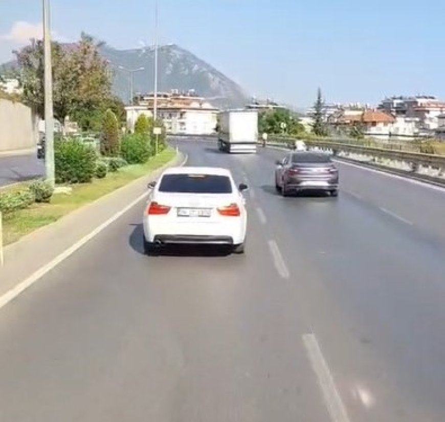 Alanya'da itfaiye aracına yol vermeyen sürücü kamerada