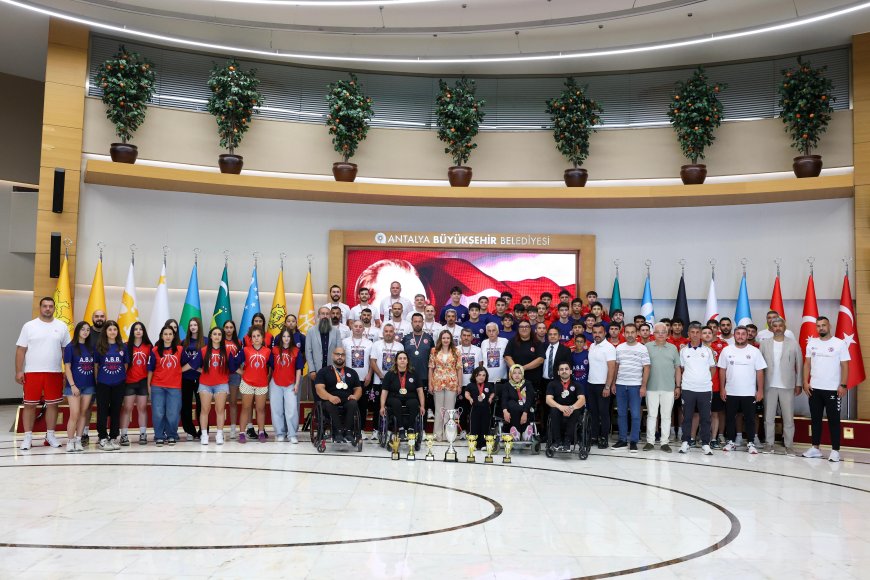 Başkan Vekili Büşra Özdemir, şampiyon sporcuları ağırladı