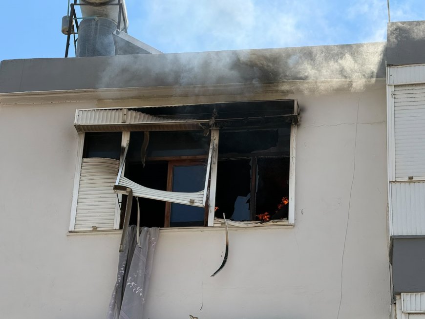Serik'te 3 katlı binada yangın: Ev sahibi ve itfaiye eri dumandan etkilendi