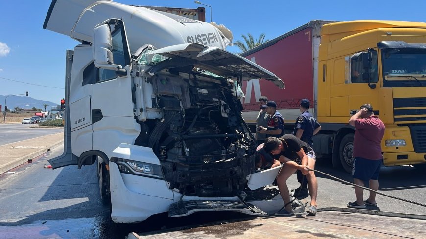 Alanya'da D-400 Karayolu'nda iki tır çarpıştı: 1 yaralı, kilometrelerce araç kuyruğu oluştu