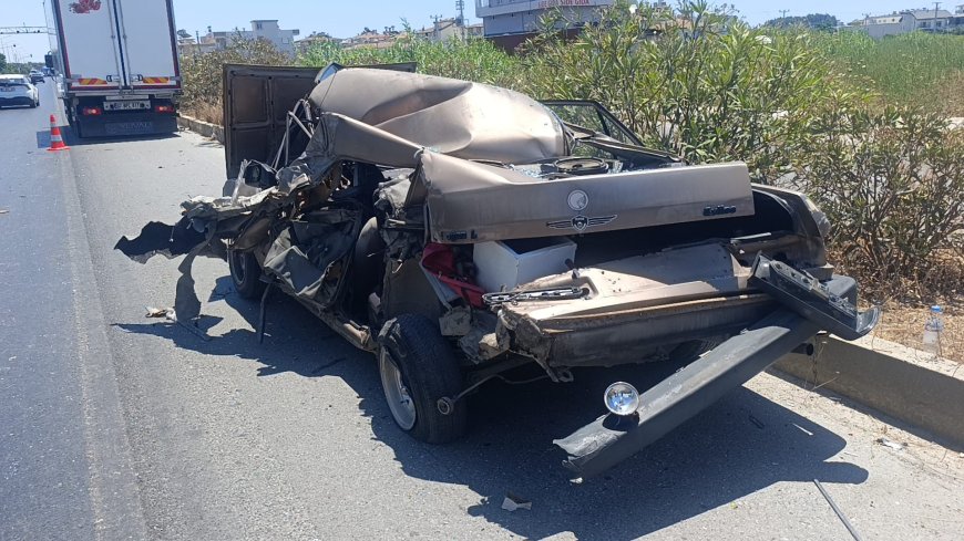 Manavgat'ta kamyon emniyet şeridindeki otomobile çarptı! Sürücü camdan atlayarak kurtuldu