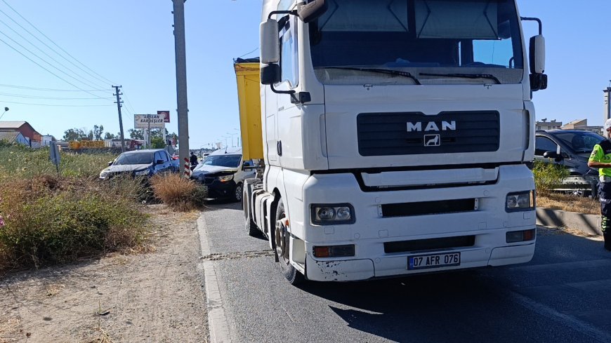 Manavgat'ta KGYS Direğine Çarpan Hafif Ticari Araç Sürücüsü Yaraland