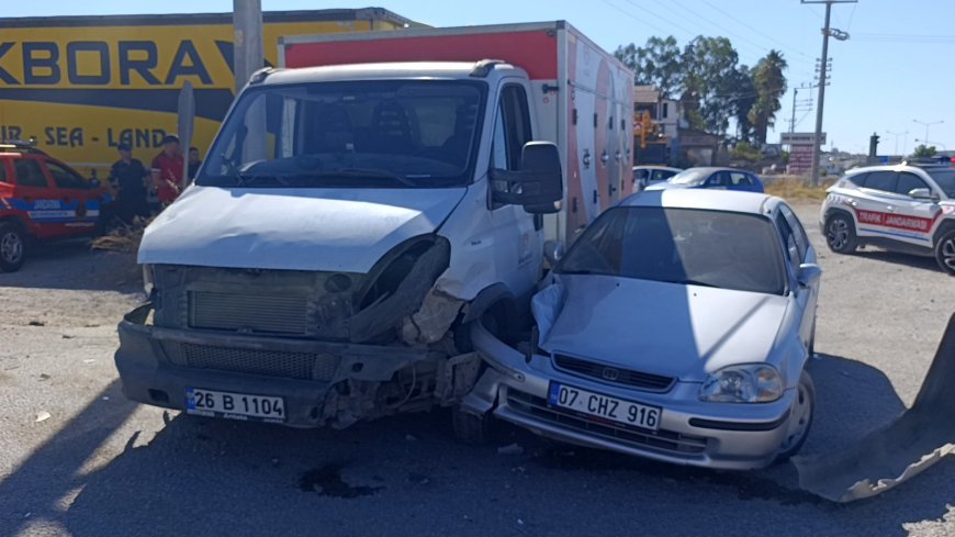 Manavgat'ta Otomobil ile Kamyonet Çarpıştı: Anne ve Oğlu Yaralandı