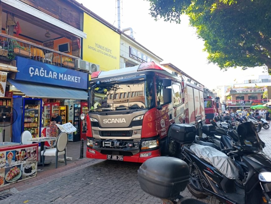 Alanya'da Restoran Bacasından Yükselen Duman Paniğe Neden Oldu
