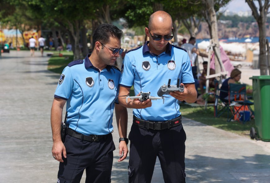 Antalya Büyükşehir Zabıtası Konyaaltı Sahili'ni Dron Destekli Denetliyor