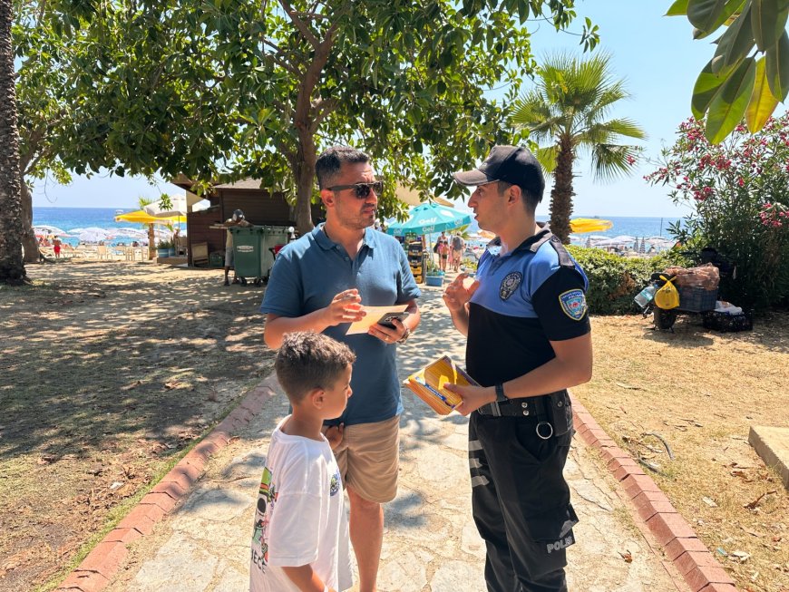 Alanya Emniyeti'nden Güvenli Turizm Hamlesi: 4 Dilde Kent Haritası Turistlere Dağıtılıyor