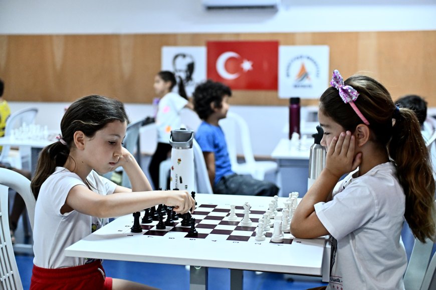 Muratpaşa'da Çocuklar Satranç Eğitimiyle Turnuvalara Hazırlanıyor