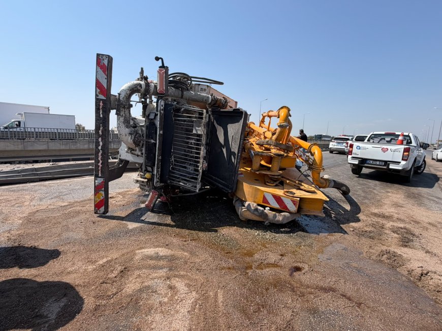 Antalya'da Beton Pompası Kamyonu Üst Geçitte Asılı Kaldı: Sürücü Yaralandı