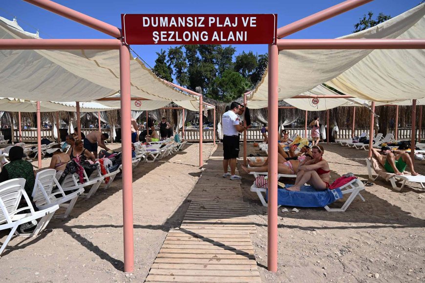 Kemer'de Dumansız Plaj Dönemi Başladı: 5 Bin İzmaritten Caretta Caretta Heykeli