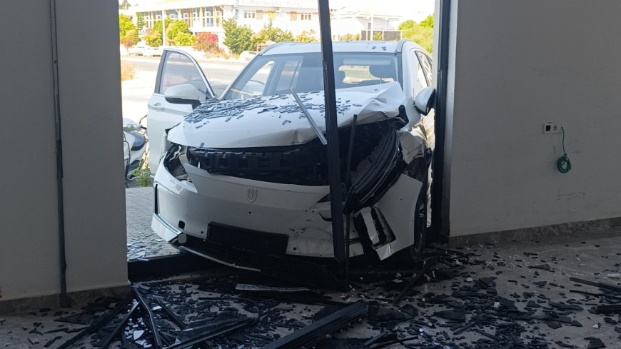 Manavgat'ta İki Otomobil İş Yerine Daldı! Facia Son Anda Önledi