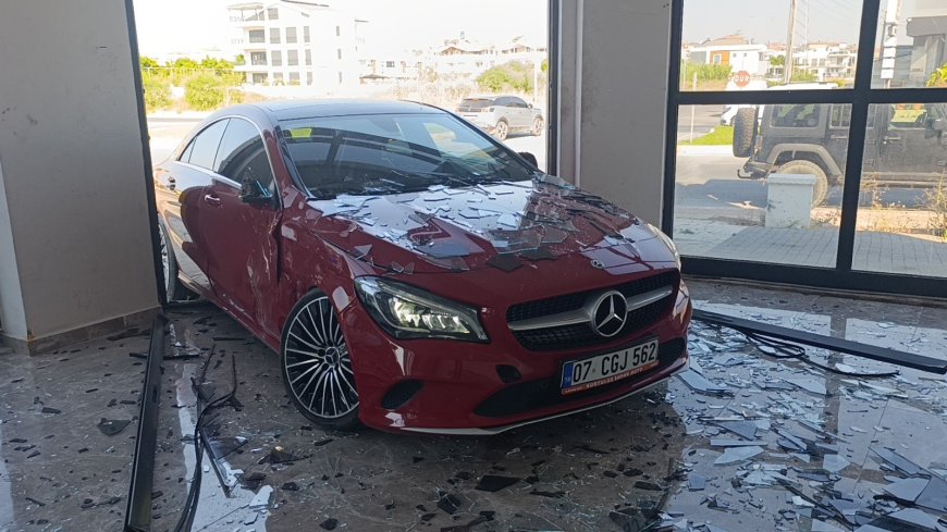 Manavgat'ta İki Otomobil İş Yerine Daldı! Facia Son Anda Önledi