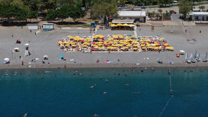 Antalya'da Hissedilen Sıcaklık 44 Dereceye Ulaştı! Konyaaltı Sahili Doldu, Belediyelerden Kritik Uyarı