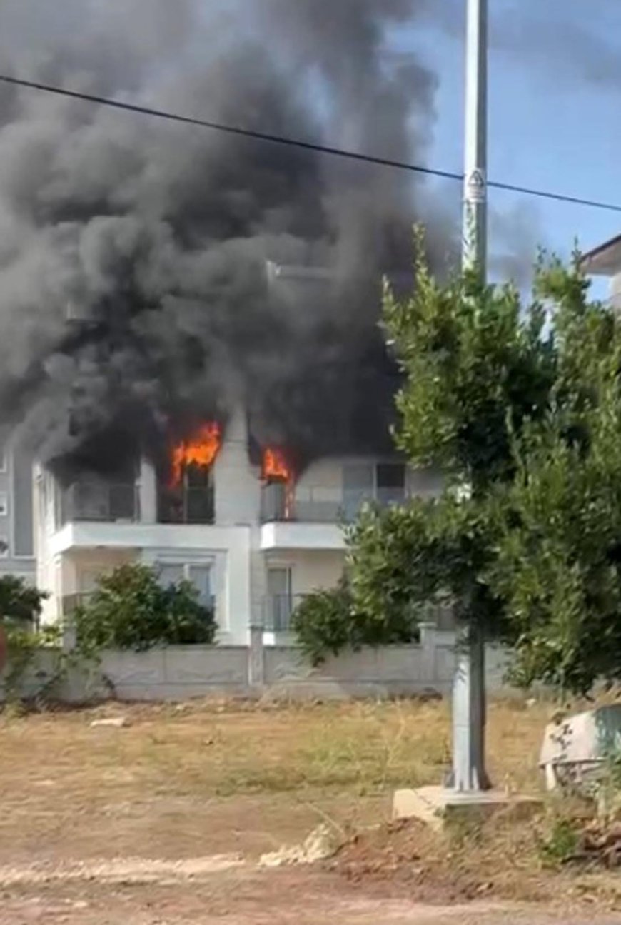 Antalya'da Apartman Dairesinde Korkutan Yangın! Alevler Üst Kata Sıçradı