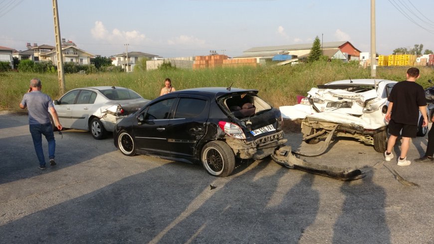 Manavgat'ta Tur Minibüsü ve 3 Otomobil Çarpıştı: 6'sı Hollandalı Turist 7 Yaralı