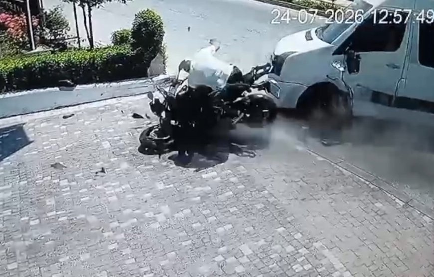 Manavgat'ta Feci Kaza Kamerada! Tur Minibüsüne Çarpan Motosiklette 2 Kişi Ağır Yaralandı