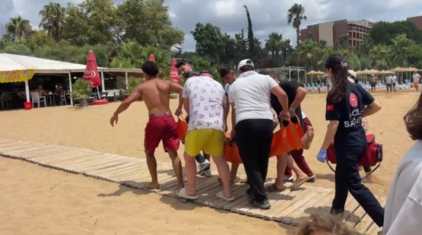 Alanya'da Boğulma Tehlikesi! Dalgalara Kapılan Tatilciyi Cankurtaranlar Son Anda Kurtardı