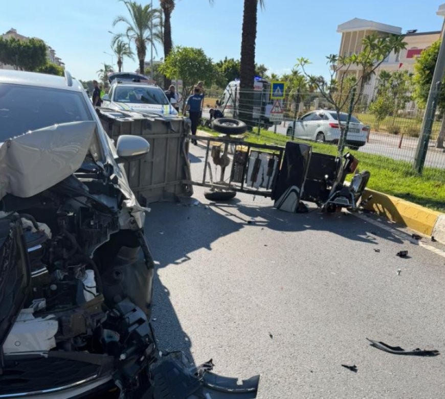 Antalya'da Korkutan Kaza! Motosiklet ve Otomobil Çarpıştı, 3 Yaralı