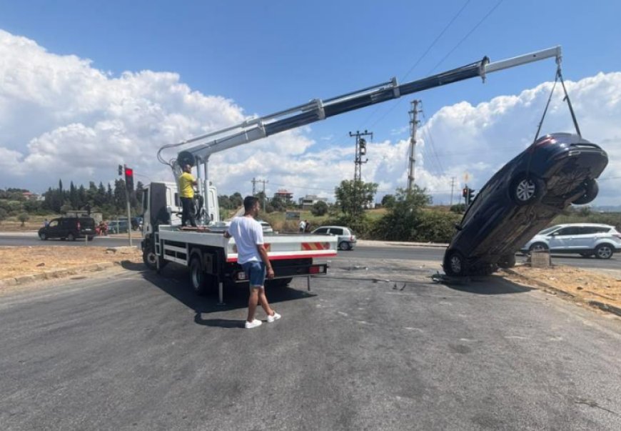 Antalya'da Trafik Kazası! Tırın Çarptığı Otomobil Hurdaya Döndü