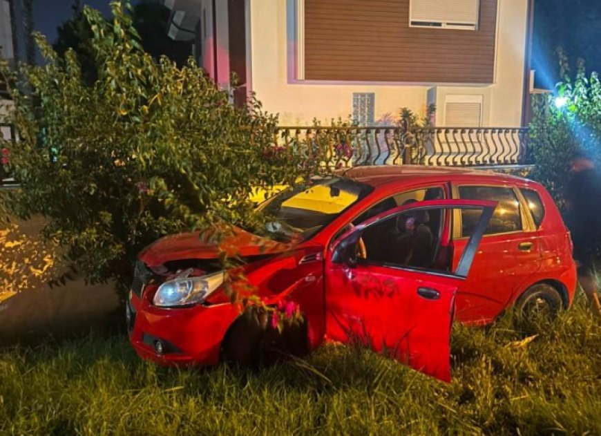 Manavgat'ta Kontrolden Çıkan Otomobil Kamyona ve Duvara Çarptı: 4 Yaralı