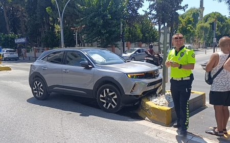 Manavgat'ta Refüje Çarpan Otomobilin Sürücüsü Yaralandı: Kaza Kamerada