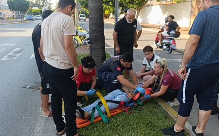 Manavgat'ta Kasise Hızlı Giren Motosiklet Devrildi: Yaralı Sürücünün Motosikleti Olay Yerinden Kaçırıldı
