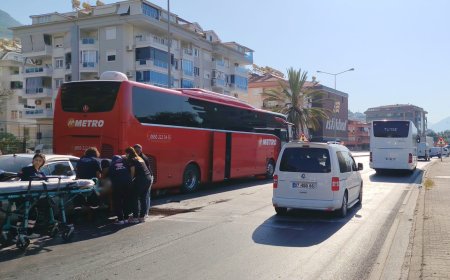 Alanya'da otomobil yolcu otobüsüne çarptı: 1 yaralı